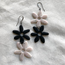 Load image into Gallery viewer, daisy duo (L)
